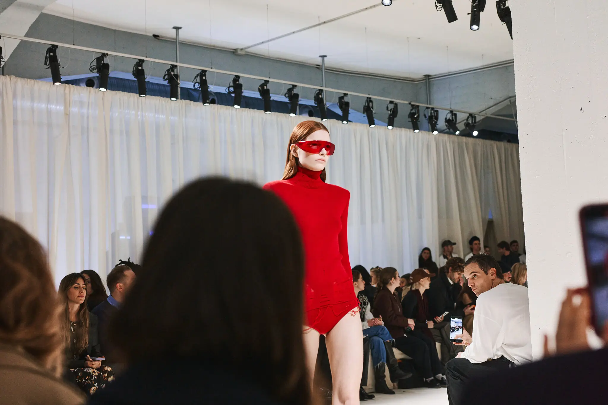 MM6 Maison Margiela завершив свій показ полум'яним образом червоної водолазки та трусів.